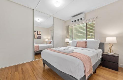 Woolloongabba Apartment | Comfy & Cozy 1BR Apt with Parking, WiFi and Study Desk