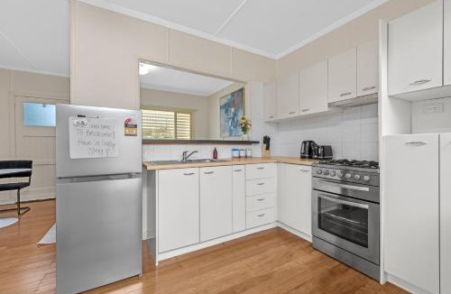 Woolloongabba Apartment | Comfy & Cozy 1BR Apt with Parking, WiFi and Study Desk