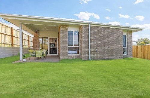 Deebing Heights House | Comfy Home in Deebing Heights