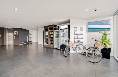 Greenway Apartment | Comfy Lakeside 1-Bed with Secure Parking