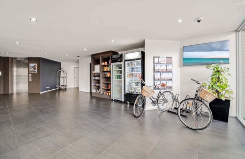 Greenway Apartment | Comfy Lakeside 1-Bed with Secure Parking