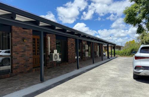 Shailer Park House | Comfy Logan - Shared bathrooms - Individual Room with a Queenbed