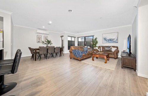 Mickleham House | Comfy Premium 4BR Near Airport, Cafes & Amenities