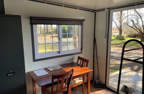 Glen Innes Apartment | Comfy studio units on 10 acres of free space and only 5 minutes walk to CBD