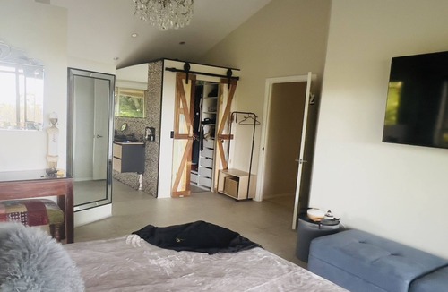 Mudgeeraba Bed & Breakfast | Como Guest Suite - Private Pool City skyline View