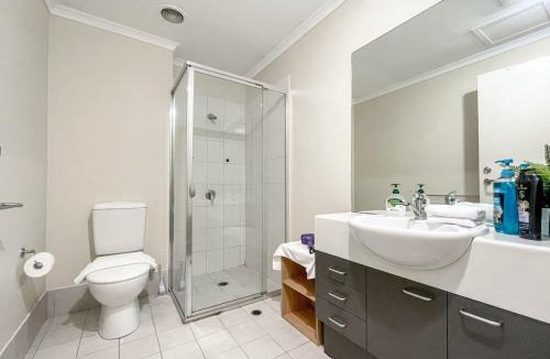 Chinatown Apartment | Compact 2B Apt-In The Heart of Melbourne