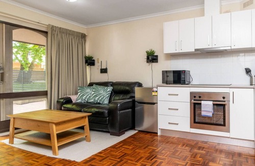 Garran House | Compact and Convenient Unit