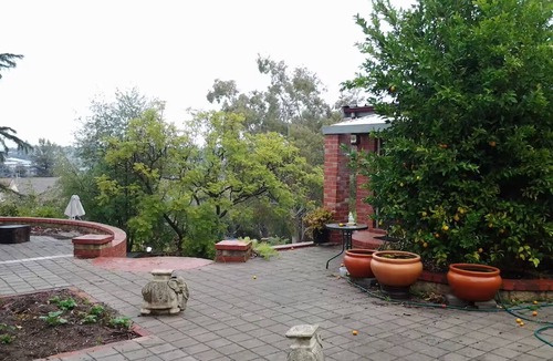 North Bendigo House | Compact Bungalow in a peaceful, serene garden.