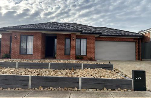 Doreen House | Connecting Palms - Doreen - Luxury Holiday Home with 4 x Extra Large Bedrooms!
