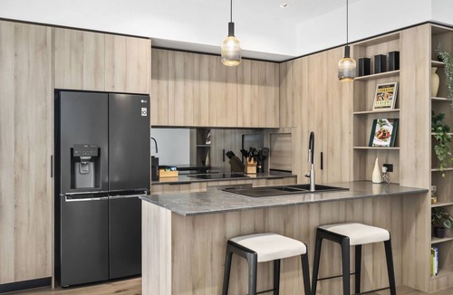 Windsor Apartment | Contemporary 3-Bed Apartment with Private Balcony