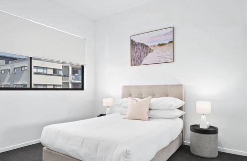 Windsor Apartment | Contemporary 3-Bed Apartment with Private Balcony