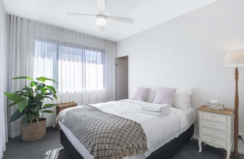 Kangaroo Point Apartment | Contemporary Apt, Premium Local, WiFi, Wine, Cafes by Custom Bnb Hosting