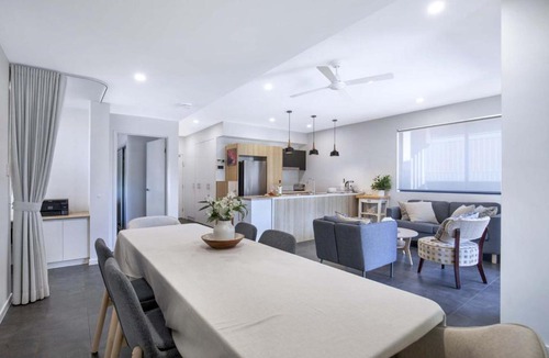 Kangaroo Point Apartment | Contemporary Apt, Premium Local, WiFi, Wine, Cafes by Custom Bnb Hosting