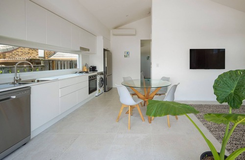 Byron Bay Cottage | contemporary beachside cottage in walking distance to beach and town