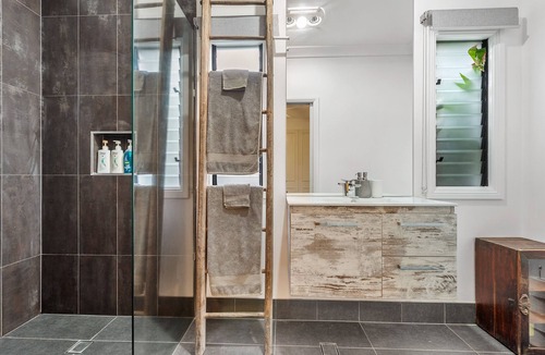 Paddington House | Contemporary Vintage ~ 3Bed/3Bath/2Car/ Pool+Views