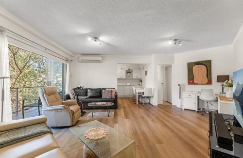 Cronulla Apartment | Convenience Meets Coastal Living with Parking
