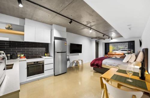Richmond North Apartment | Convenient and Cozy Richmond Studio Near Cafes and MCG