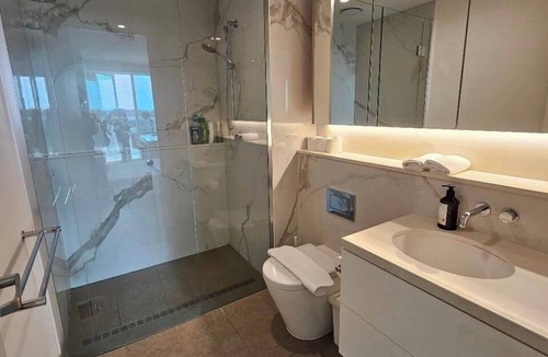 North Melbourne Apartment | Convenient Located 2BDR apartment with Parking