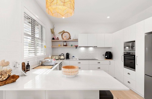 Nelson Bay Cottage | Conveniently situated close to the town centre