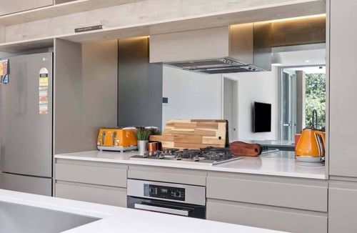 Gosford Apartment | Cool Coastal Pad with Panoramic Water Views