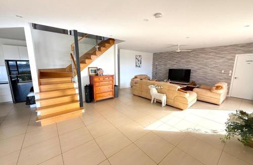 Sandy Bay House | Coolabah Coastal Retreat with Sea Views