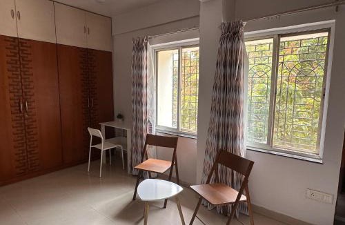 Koregaon Park Apartment | Coral: Pvt Studio in Koregaon Park. WiFi SmartTv AC