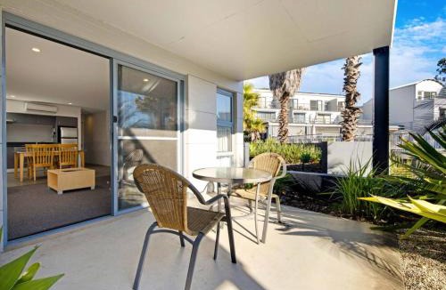 Batehaven Apartment | Corrigans Poolside Apartment Batehaven