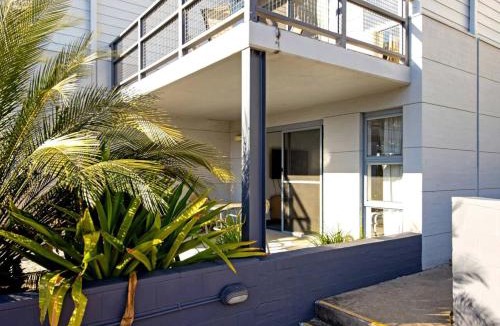 Batehaven Apartment | Corrigans Poolside Apartment Batehaven