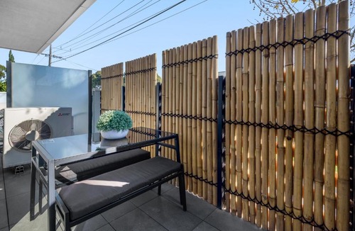 Flemington Apartment | Cosy 1-Bed with Private Balcony By Showgrounds