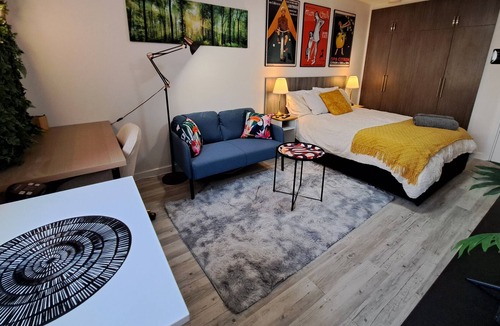 East Perth Apartment | Cosy Apartment Close to Everything! With Study, Lounge & Fast Internet