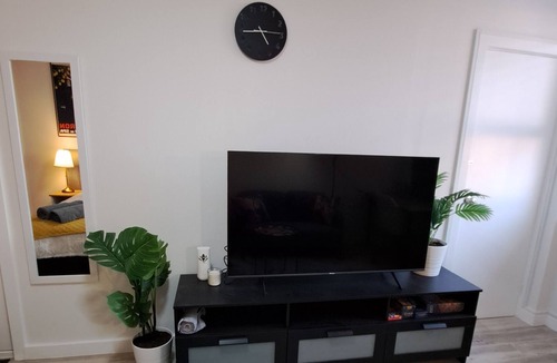 East Perth Apartment | Cosy Apartment Close to Everything! With Study, Lounge & Fast Internet