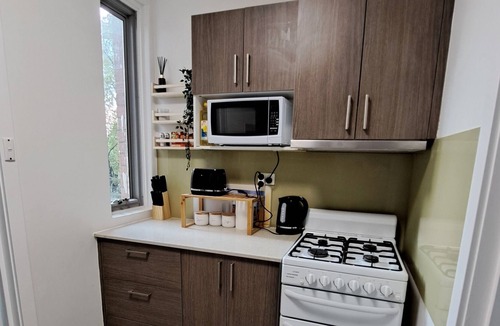 East Perth Apartment | Cosy Apartment Close to Everything! With Study, Lounge & Fast Internet