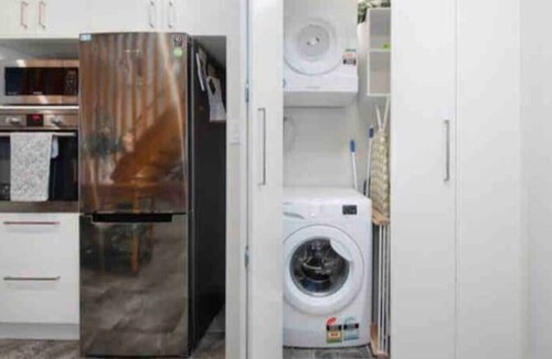 Turner Apartment | Cosy Apt, Workspace and Balcony Near City Centre