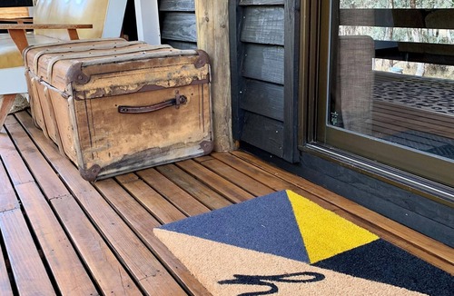 Beechworth Cabin | Cosy cabin in Beechworth walk to Woolshed Falls. Pet Friendly