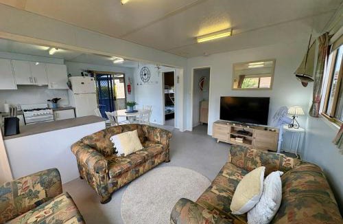 Broadwater House | Cosy Corner Cabin