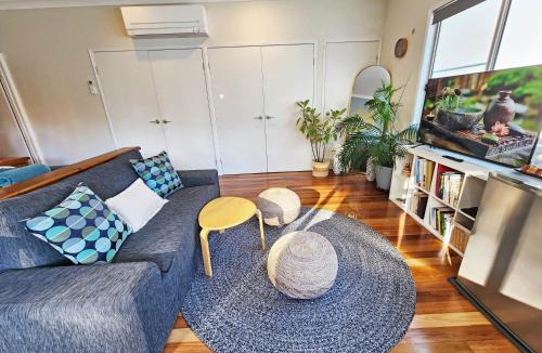 Doonan House | Cosy Studio with Forest Views, Noosa Hinterland