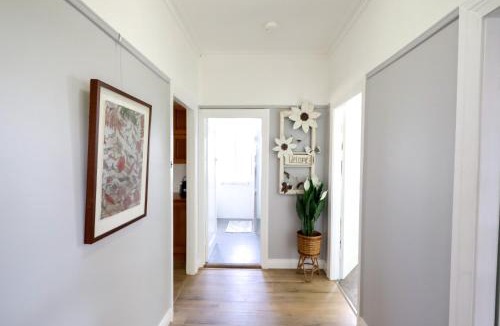 Tenterfield House | Cosy Sun-Filled Cottage