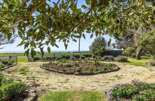 Portarlington House | Coton Cottage on the waterfront - Ocean views