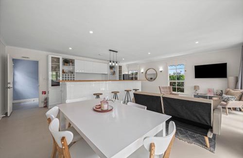 Aldinga House | Cottage On Vines - Aldinga - C21 SouthCoast Holidays