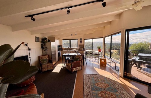 Lorne House | Cottage with forest & ocean views 5 min from Lorne