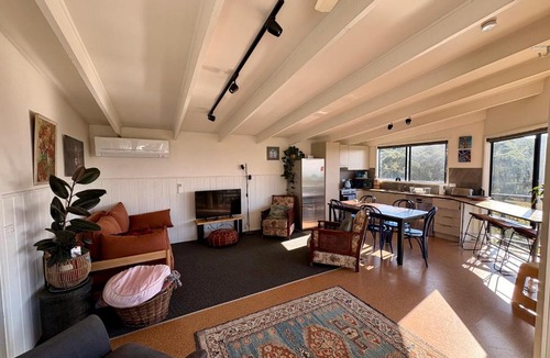 Lorne House | Cottage with forest & ocean views 5 min from Lorne
