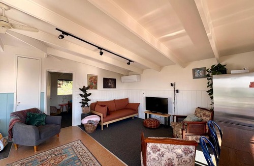 Lorne House | Cottage with forest & ocean views 5 min from Lorne