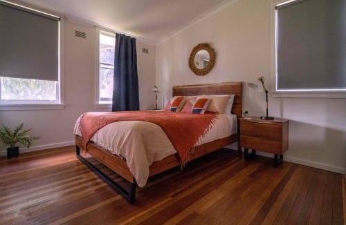 Singleton Heights House | Cottage with Piano, Books & Games in the Hunter