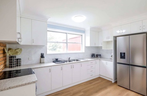 Tenterfield Apartment | Country 4-Bed Homestead with Games Room & Views