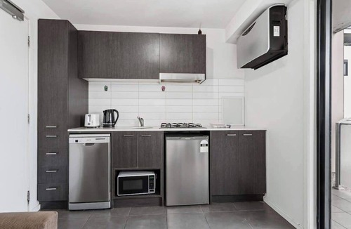 Box Hill Apartment | Couples Studio | Steps to Hospital & Medical Institute