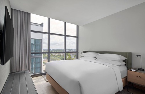 Melbourne Central Business District Hotel | Courtyard By Marriott Melbourne Flagstaff Gardens