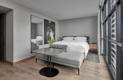 Melbourne Central Business District Hotel | Courtyard by Marriott Melbourne Flagstaff Gardens