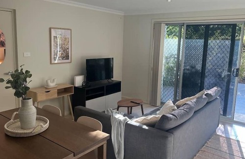 Turner Apartment | Courtyard ground floor Apt 2 Bed, 1 Bath, 1 Car