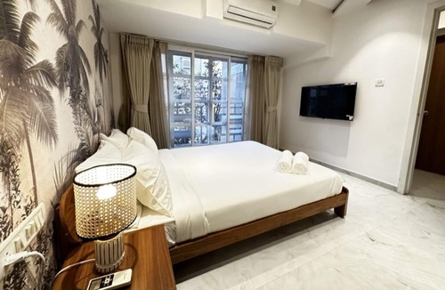 Dharavi Apartment | Cozy 2.5 BHK in Khar West with Workspace