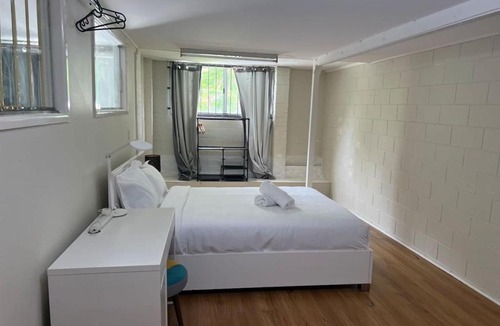 Indooroopilly House | Cozy 2Beds Studio witch Kitchen Laundry near Zoo and Mall